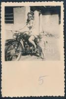 cca 1950(?) Fürdőruhás nő motorkerékpáron, kisgyerekkel, fotó, 9×6 cm