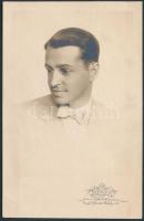 1930 Férfi portréja, fotólap, felsőtorjai vitéz Kováts szegedi műterméből, 14×9 cm