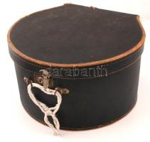 Nagyméretű kalaptartó doboz, kis sérülésekkel, nem nyitható, 40×39,5×22,5 cm