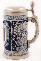 Markleugast bajor település címerével díszített, dekoratív ón fedeles mázas kerámia korsó, d: 10 cm,...