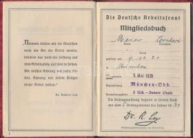 1939 Die deutsche Arbeitsfront Mitgleidsfront, német munkakönyv horogkeresztes fedőlappal, sok bélyeggel / Third Reich German labour book
