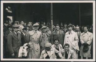 1933 Laky Károly vízilabdázó, mesteredző (1967-től a kubai vízilabda csapat edzője) csapatával német túrán, fotólap verzón feliratozva,  8x13 cm