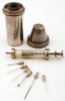 5 ml-es fecskendő, 5 db Rekord fecskendőtűvel, fém tartóban