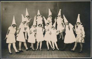 cca 1930-1940 Kislányok jelmezben, Stróbl J. Nándor fényképész(Rákosszentmihály), fotólap, pecséttel jelzett, 9x13 cm