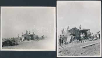 cca 1940-1950 Cséplés, 2 db fotó, 11x9 cm