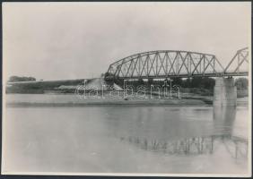 cca 1929-1930 A Balsai Tisza-híd építése, hátoldalon feliratozva, 12x17 cm