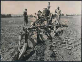 cca 1930 Szántás traktorral, a fotó szélén hiánnyal, 9x12 cm