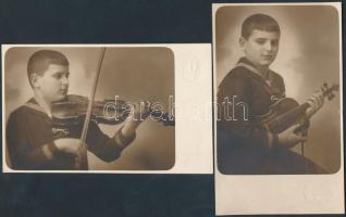 1932 Kisfiú hegedűvel, 2 db fotólap, egyik hátoldalon feliratozva, Szendzik fotó, hidegpecséttel jelzett, 8,5x13 cm