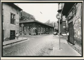 1982 Jankovszky György(1946-): Budapest VIII. ker. Futó utca-Nap utca sarka, pecséttel jelzett, feliratozott, aláírt fotó, kartonra ragasztva, 11x16 cm