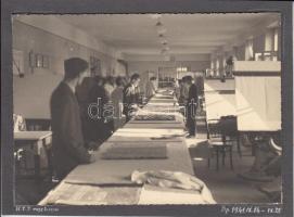 1941 Bp., H.T.I. rajzterem, feliratozott, albumlapra ragasztott fotó, 12,5x17,5 cm