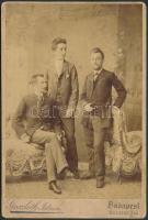 cca 1890 Bp., Férfi társaság, keményhátú műtermi fotó Goszleth István műterméből, 17x11 cm