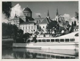 1957 Heltay fotó: Hajó az esztergomi bazilika előtt, hátoldalon feliratozva, 18x24 cm