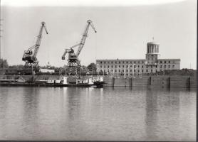 cca 1951-1961 Sztálinváros(Dunaújváros), Daruk és uszályok, 12x17 cm