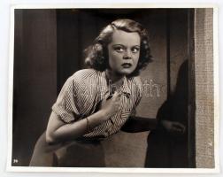 cca 1944 Werkfotók a Kétszer kettő című filmből, Buttykay Emmi és Borbíró Andrea, 2 db fotó, 23x28 cm