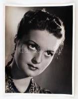 cca 1944 Werkfotók a Kétszer kettő című filmből, Buttykay Emmi és Borbíró Andrea, 2 db fotó, 23x28 c...