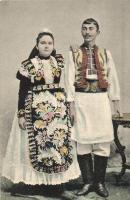 12 db többségében régi népviseletes képeslap (köztük 4 modern) / 12 mainly pre-1945 folklore postcar...