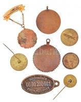 7db-os vegyes magyar jelvény és kitüntetés tétel, közte 1965. "Árvízvédelemért" Br kitünte...