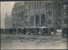 cca 1915-18 Az elfoglalt orosz ágyuk a parlament előtt. Képek a háboruból, sorozatfotó, verzón feliratozva, 11x16cm