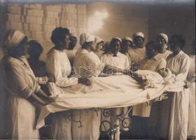 cca 1915-18 Súlyos sebesült a klinikán, operáció előtt, hátoldalon feliratozva, 11x16 cm