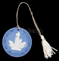 Gyertyamotívumos Wedgwood bisquit porcelán karácsonyfadísz, d: 5,5 cm