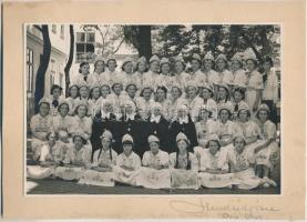 3 db különféle fotó, csoportképek, kartonra ragasztva, egy részük feliratozva, különböző méretben