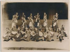 3 db különféle fotó, csoportképek, kartonra ragasztva, egy részük feliratozva, különböző méretben