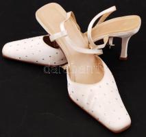 7-es méretű menyasszonyi cipő, 1,5 és 3 m-es hímzett fátyollal, jó állapotban