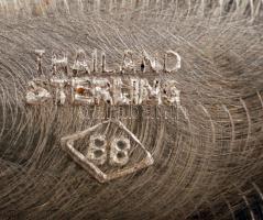 Ezüst (Ag.) zománc díszített fényképtartó, bruttó: 10 g, 2,5×3,5 cm