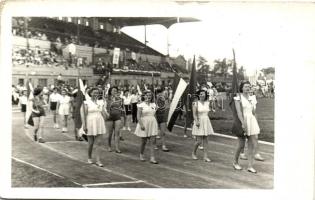 Magyar sportolónők felvonulása az 1940-es évek második felében / Hungarian female athletes around 1950, photo (non PC)