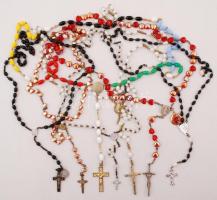 7 db különböző színű és formájú szemekből álló rózsafüzér, mindegyik ép állapotban