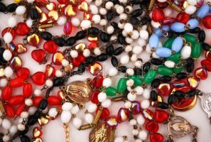 7 db különböző színű és formájú szemekből álló rózsafüzér, mindegyik ép állapotban