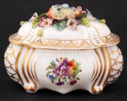 Alt Wien bonbonier, gazdagon díszített fedővel, matricás, jelzett, kopásokkal, lepattanásokkal, 11,5...