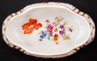 Alt Wien bonbonier, gazdagon díszített fedővel, matricás, jelzett, kopásokkal, lepattanásokkal, 11,5...