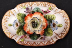 Alt Wien bonbonier, gazdagon díszített fedővel, matricás, jelzett, kopásokkal, lepattanásokkal, 11,5...