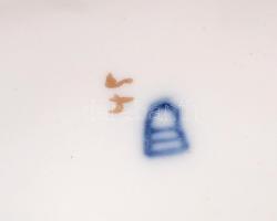 Alt Wien bonbonier, gazdagon díszített fedővel, matricás, jelzett, kopásokkal, lepattanásokkal, 11,5...