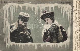 Romantic couple, winter time, snowing, decorated s: E. Ernst (EK)