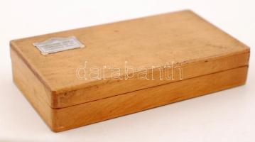 "Szénásy Béla, Budapest IV. Ferenciek tere 9." feliratú fa dobozka, jó állapotban, 14,5×7,...