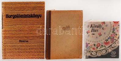 3 db hímzéssel, horgolással kapcsolatos könyv-Király Ilus és a kalocsai népművészet mesterei. Bp., 1977, Népi Iparművészeti Tanács. Kiadói egészvászon kötés, képekkel illusztrált, egy-két lap kijár, egyébként jó állapotban; Lengyel Györgyi: Népi hímzés. Bp., 1957, Műszaki Könyvkiadó. Kiadói félvászon kötés, kopottas állapotban; Horgolómintakönyv. Bp., 1987, Minerva. Kiadói kartonált kötés, jó állapotban.
