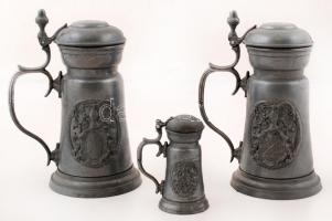 2 db címeres ón korsó, jelzett, m:17 cm (2×) és m:9 cm