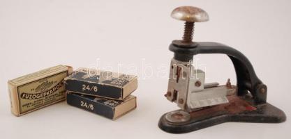 Régi fűzőgép és hozzá kapcsok