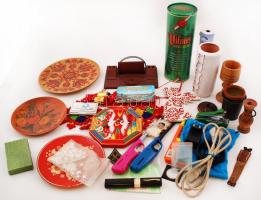 Nagy vegyes bolha tétel: különféle tárolóedények, retró teás doboz, gázgyújtók, stb.