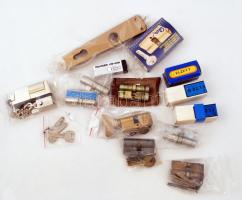 Biztonsági zárak, kulcsok, csavarok, zártakaró, összesen:14 db csomag