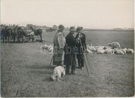 cca 1925 Kerny István (1879-1963): Pásztor nép a Hortobágyon, pecséttel jelzett, feliratozott vintage fotóművészeti alkotás, 16,5x23 cm