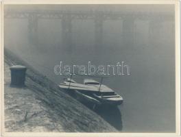 cca 1946 Dr. Leszl Kornél: Köd, a háttérben a Böske híd látható, aláírt vintage fotó, 18x23,5 cm