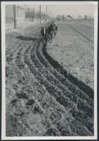 1929 Kinszki Imre (1901-1945): Budapest, Zugló, szántás, vintage fotó, a szerző hagyatékából, 8,5x6 ...