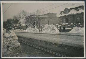 1929 Kinszki Imre (1901-1945): Budapest, havazás után, a szerző által feliratozott vintage fotó, a szerző hagyatékából, 5,5x8 cm