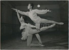 cca 1960 Kotnyek Antal (1921-1990): Balett művészek a próbateremben, jelzés nélküli vintage fotó a s...