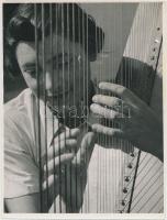 cca 1936 Osoha László: Hárfázó, jelzés nélküli vintage fotó a szerző hagyatékából, felülete kissé sérült, 24x18 cm