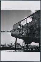 cca 1958 Kotnyek Antal (1921-1990) fotóriporter öt felvétele a balatonfüredi hajógyárról, a szerző h...