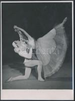 cca 1943 Patócs Kató és Tatár György balett jelenete az Álomjáték című darabban, Csiszár és Sárdi fe...